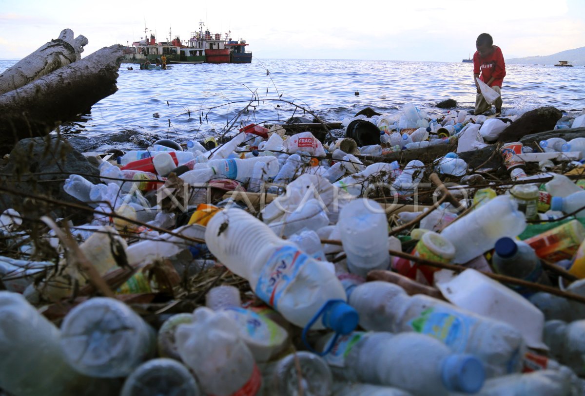 SAMPAH PLASTIK CEMARI LAUT DI TERNATE | ANTARA Foto