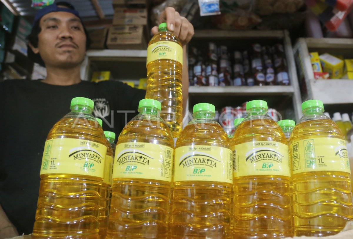 STOK MINYAK GORENG MINYAKITA DI TERNATE | ANTARA Foto