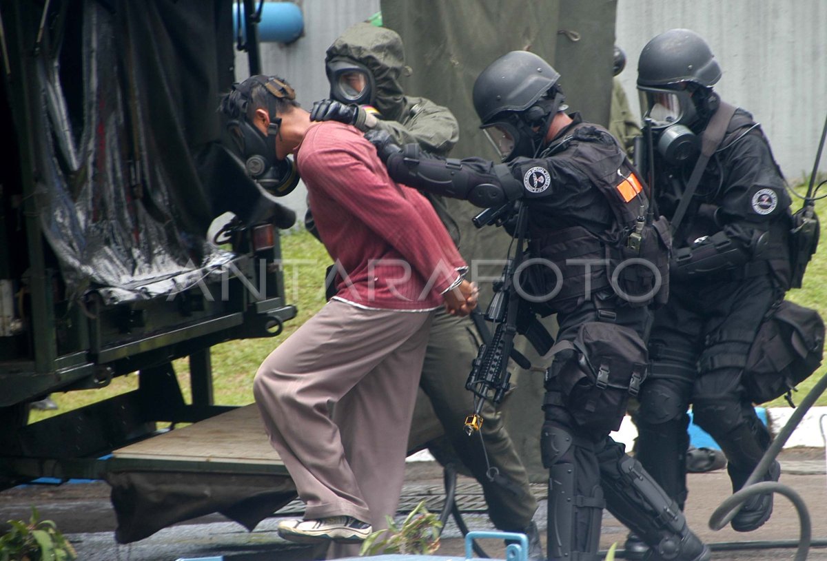 Simulasi Penanggulangan Teror Antara Foto