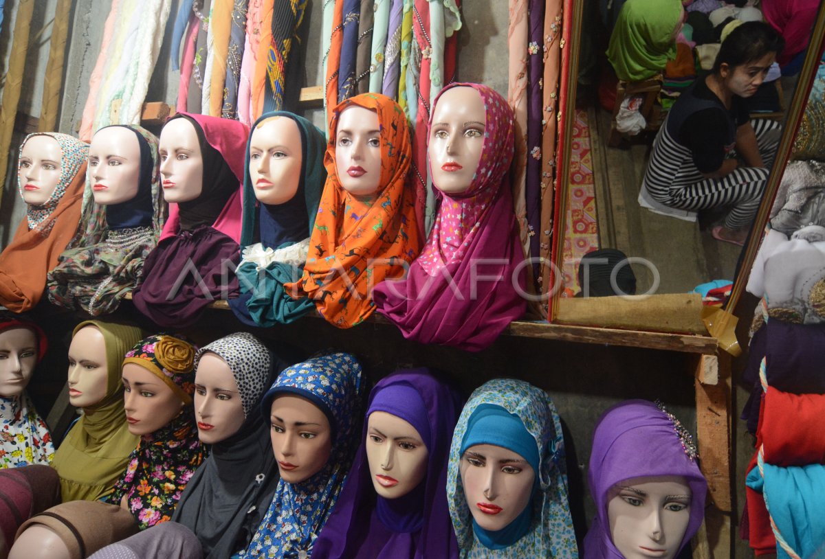 PENJUALAN JILBAB MENINGKAT | ANTARA Foto