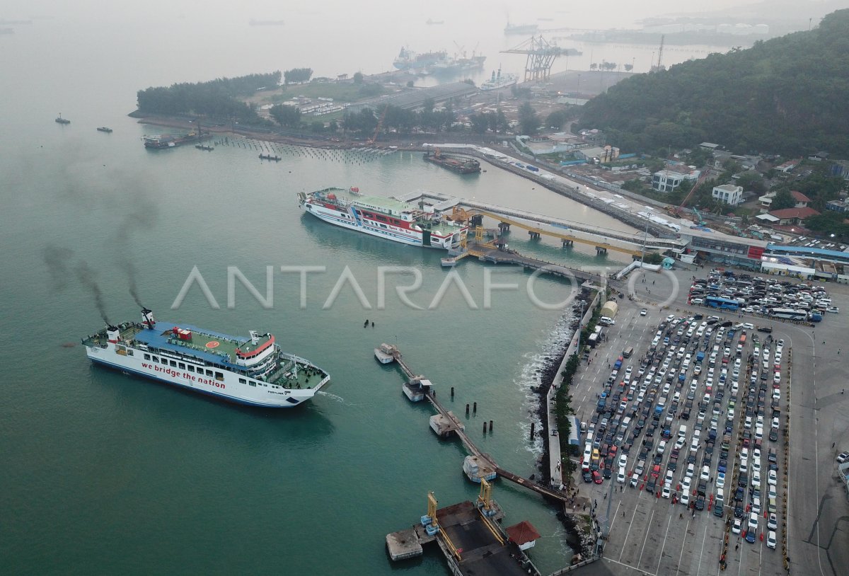 PUNCAK ARUS MUDIK PELABUHAN MERAK | ANTARA Foto