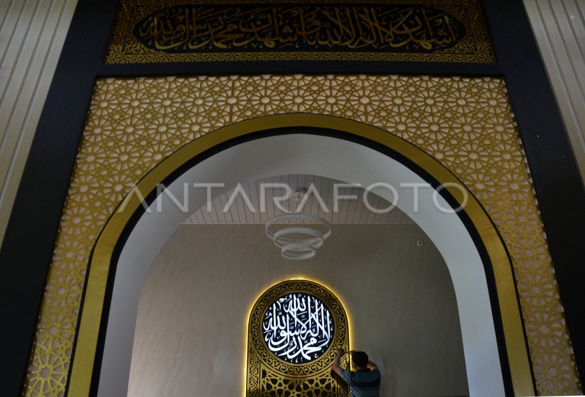 JASA HIASAN KALIGRAFI INTERIOR MASJID | ANTARA Foto