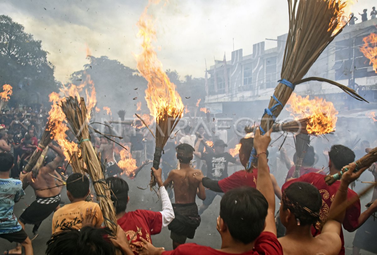 PERANG API MENJELANG NYEPI DI LOMBOK