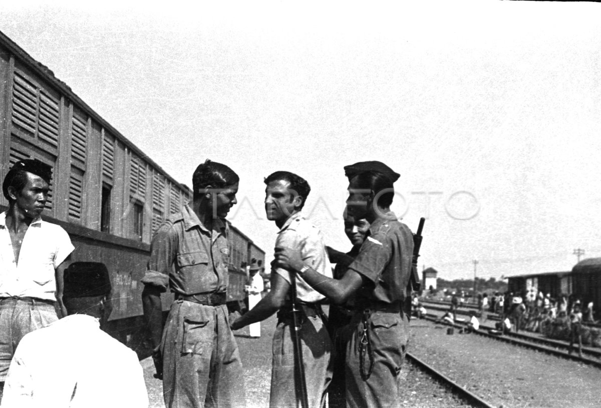 TRI MENJAGA KEAMANAN KERETA API