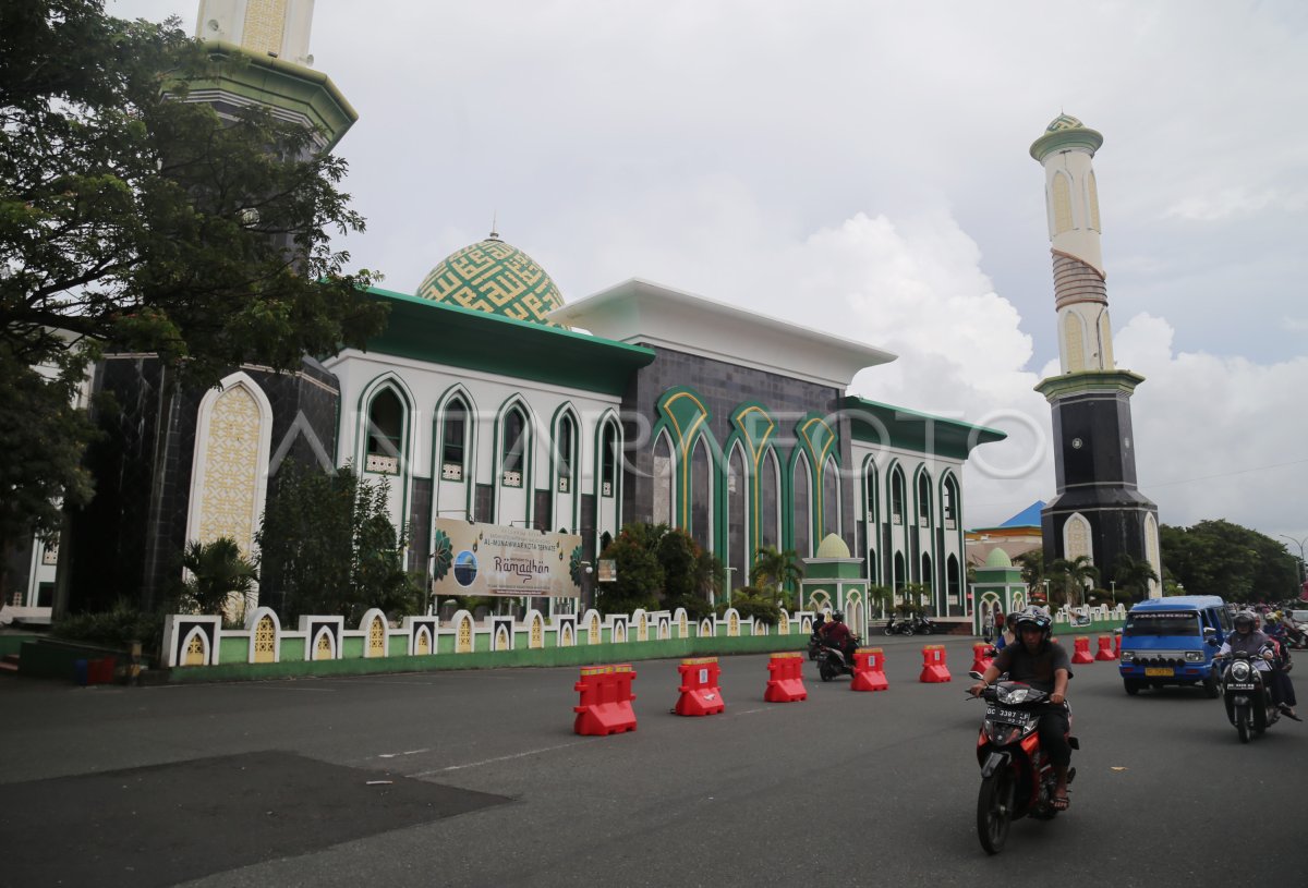 MASJID RAYA AL MUNAWAR DI TERNATE | ANTARA Foto