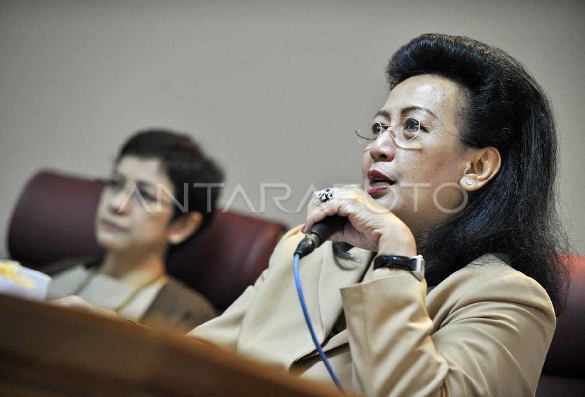 Sophia Muller dalam kesibukannya sebagai pemimpin perempuan