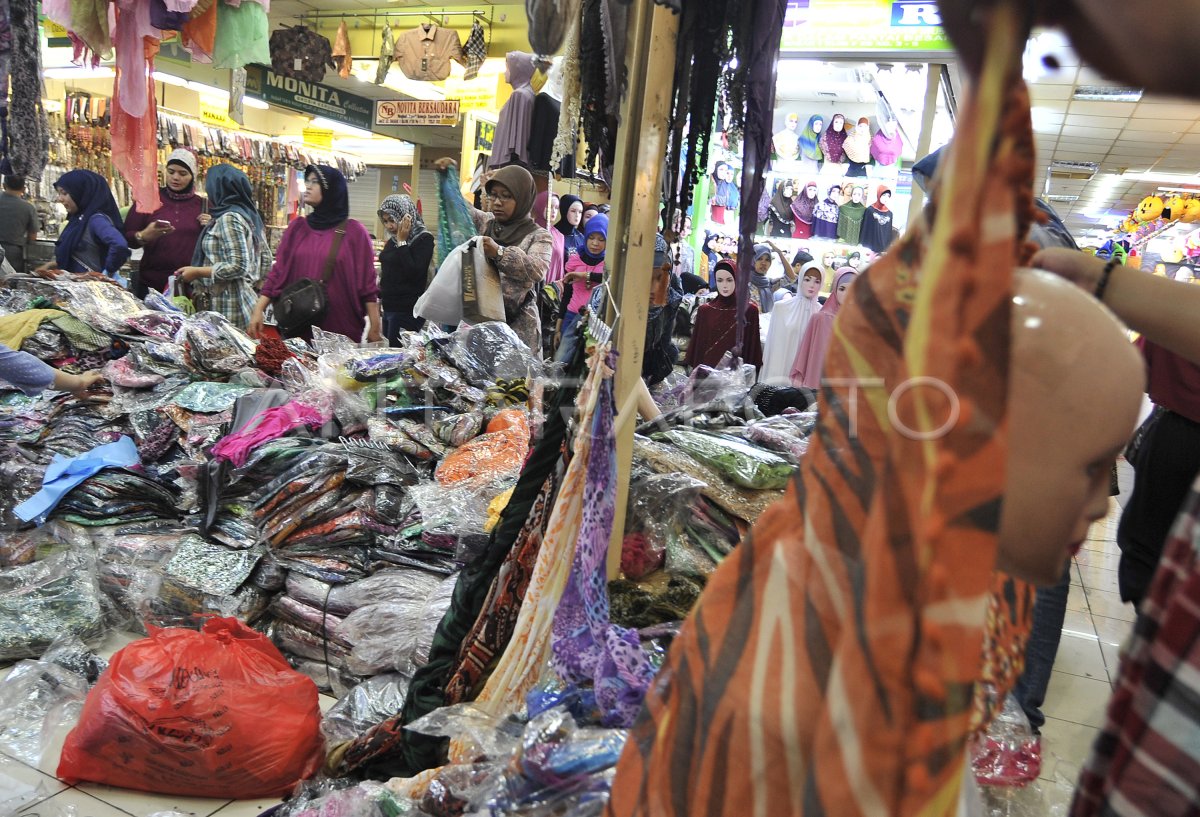 PENJUALAN BUSANA MUSLIM | ANTARA Foto