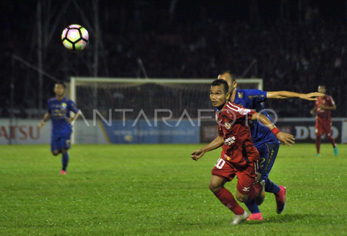 SEMEN PADANG VS PERSIB BANDUNG | ANTARA Foto