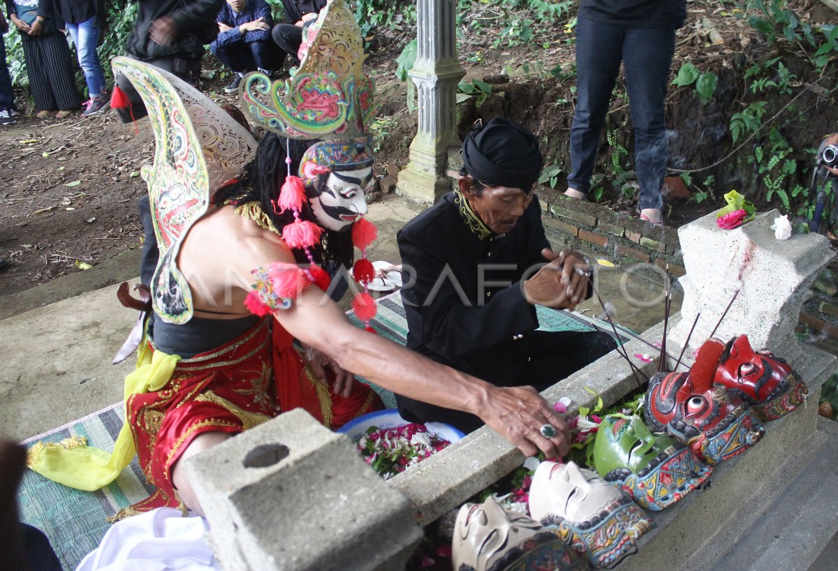 RITUAL GEBYAK TOPENG MALANGAN