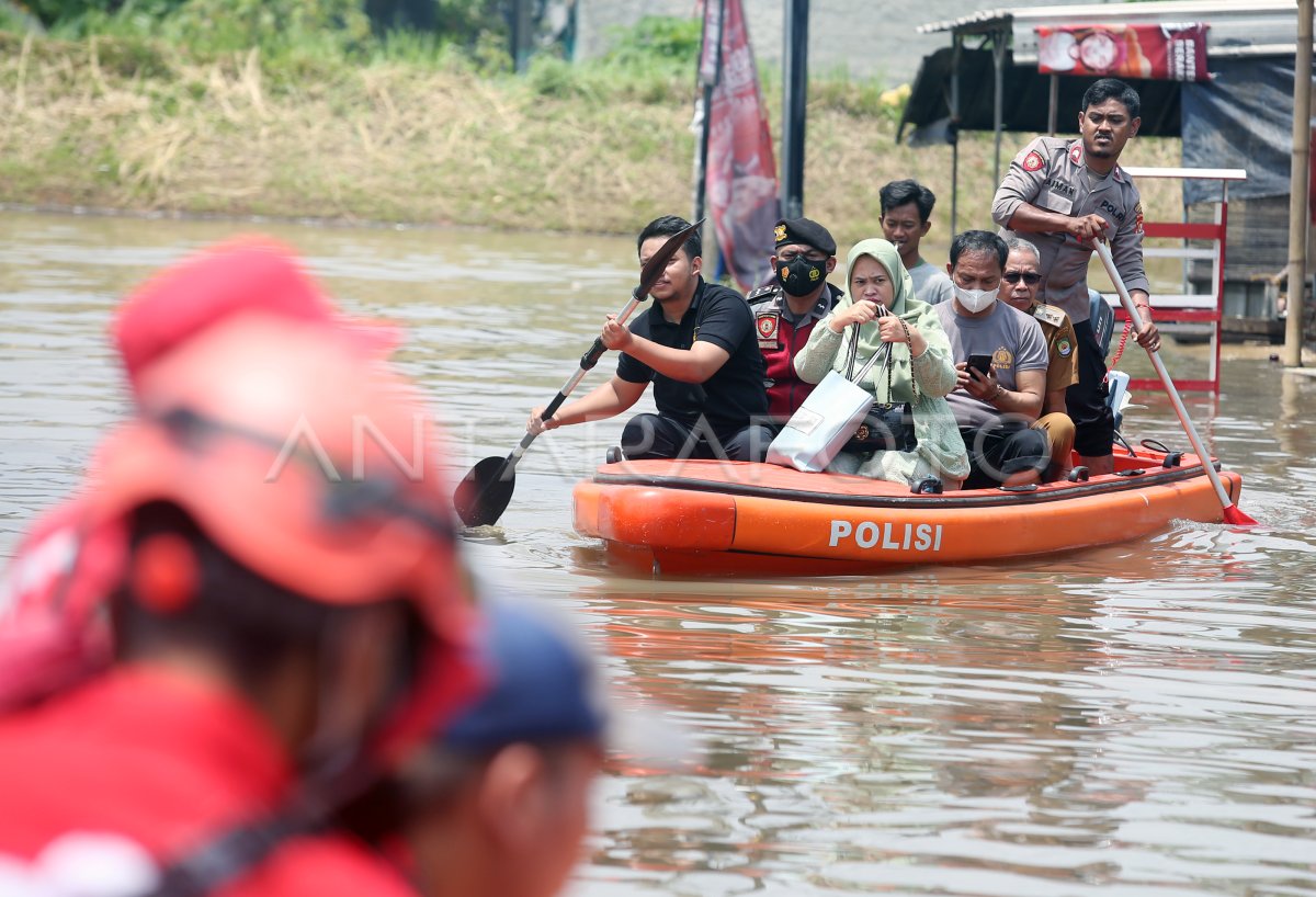 BANJIR RENDAM PERUMAHAN DI KOTA TANGERANG | ANTARA Foto