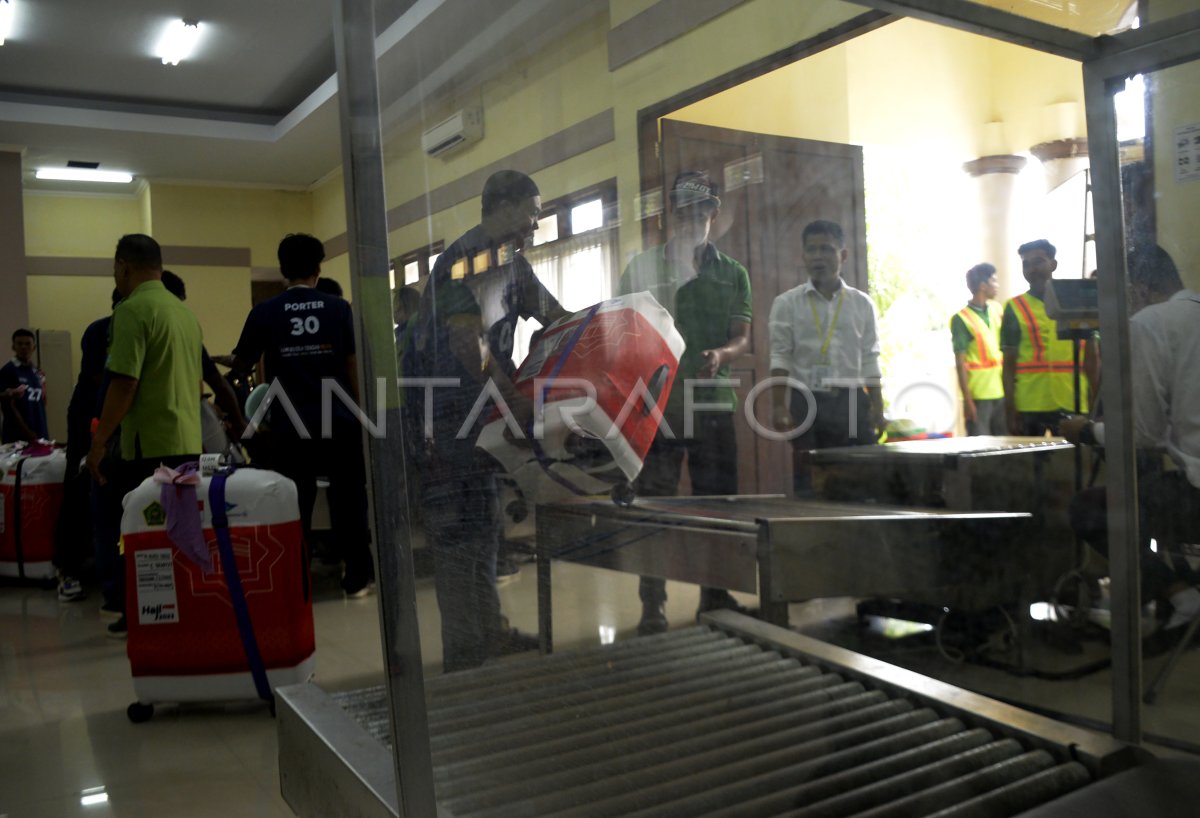 Pemeriksaan barang bawaan jamaah haji