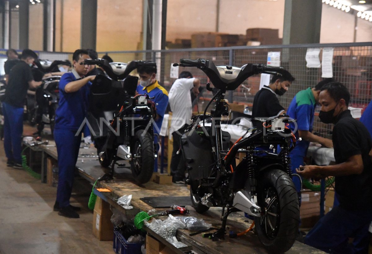 Produksi Sepeda Motor Listrik Di Bogor Antara Foto