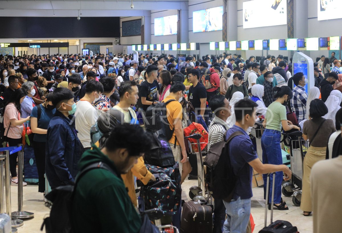 Puncak Perjalanan Libur Panjang Melalui Bandara Soetta | ANTARA Foto