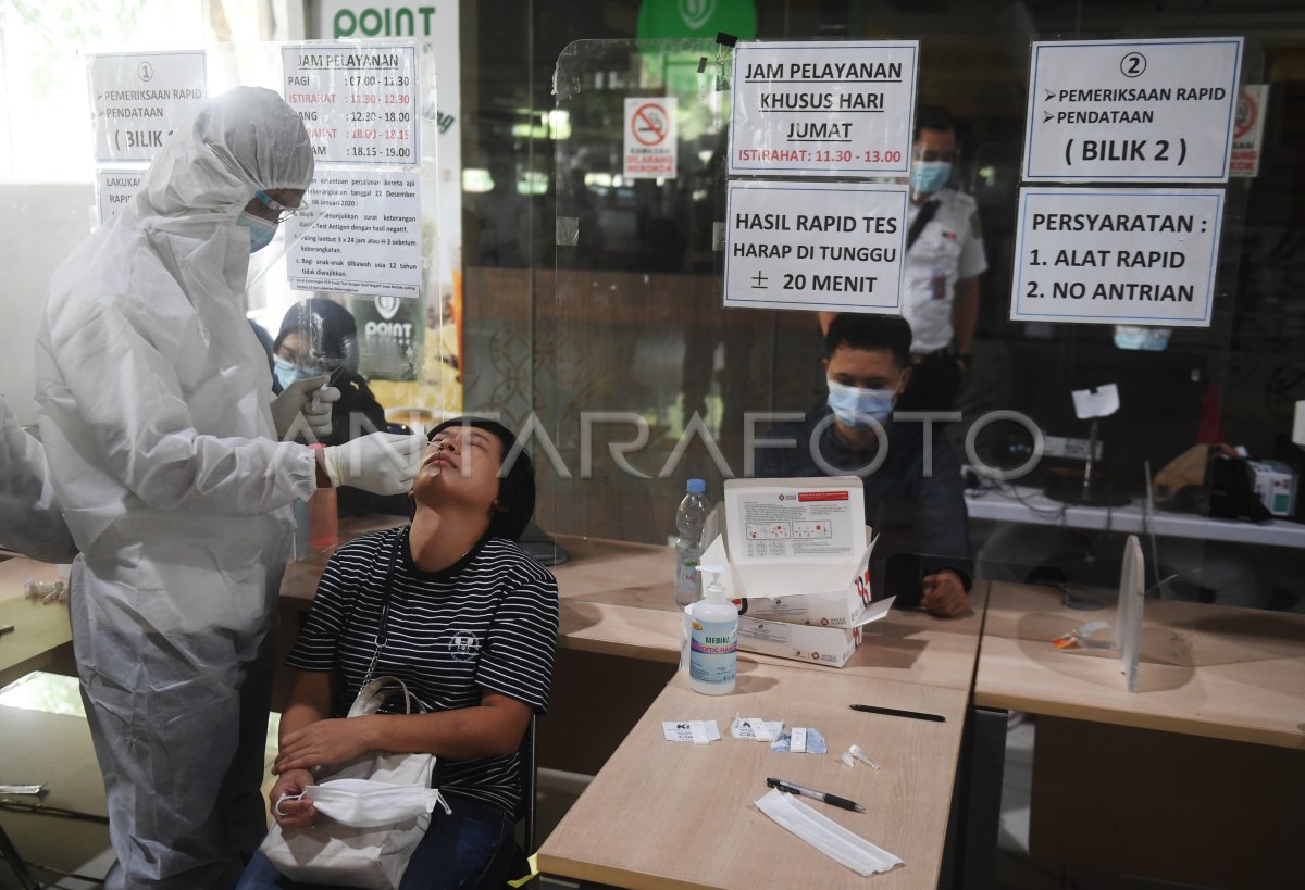 ANTREAN RAPID TES ANTIGEN DI STASIUN GAMBIR ANTARA Foto