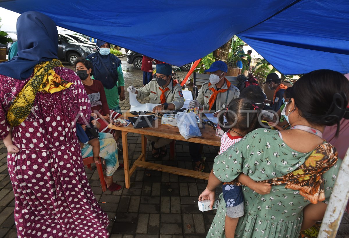 Pemeriksaan Kesehatan Pengungsi Korban Banjir Antara Foto