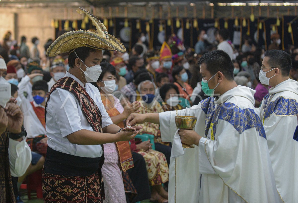 MISA PELINDUNG PAROKI | ANTARA Foto