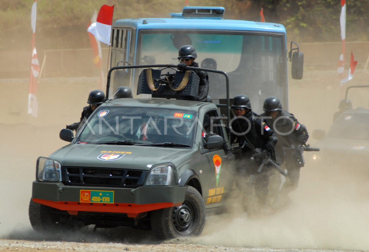 Hut Tni Di Papua Antara Foto