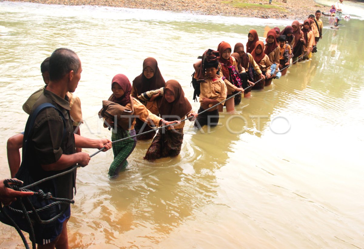 Menyeberangi Sungai Antara Foto