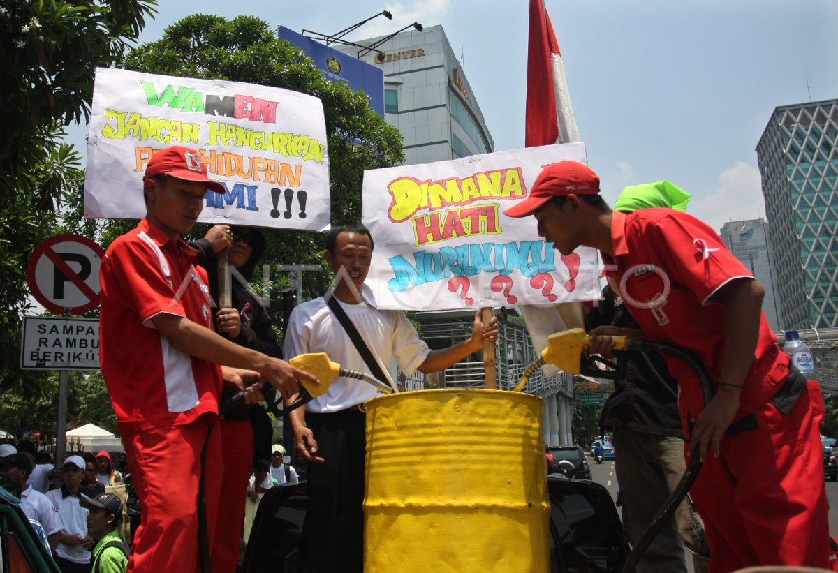 DEMO PEGAWAI SPBU | ANTARA Foto