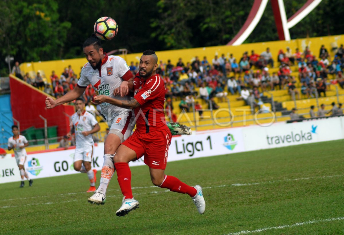 SEMEN PADANG FC DITAHAN IMBANG BORNEO | ANTARA Foto