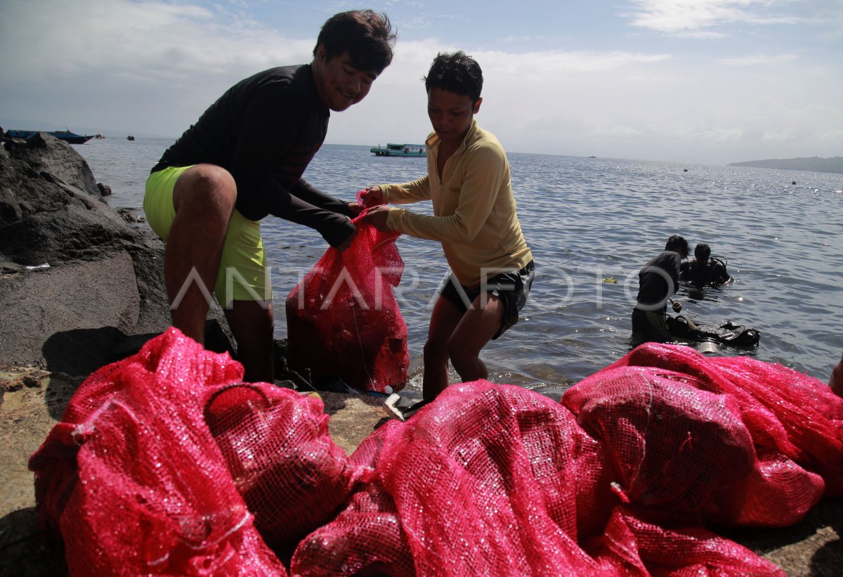 Aksi Bersih Sampah Laut Dan Pantai Di Ternate | ANTARA Foto