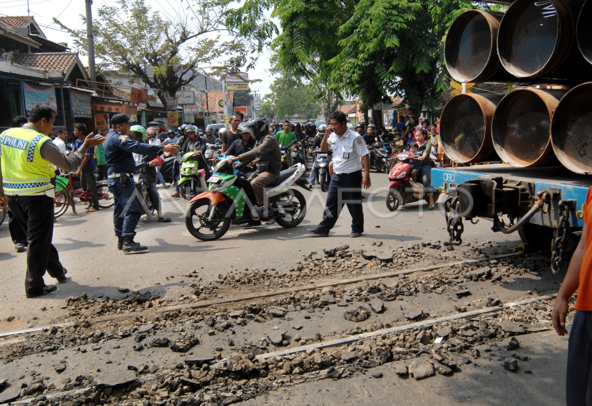 KERETA ANJLOK | ANTARA Foto