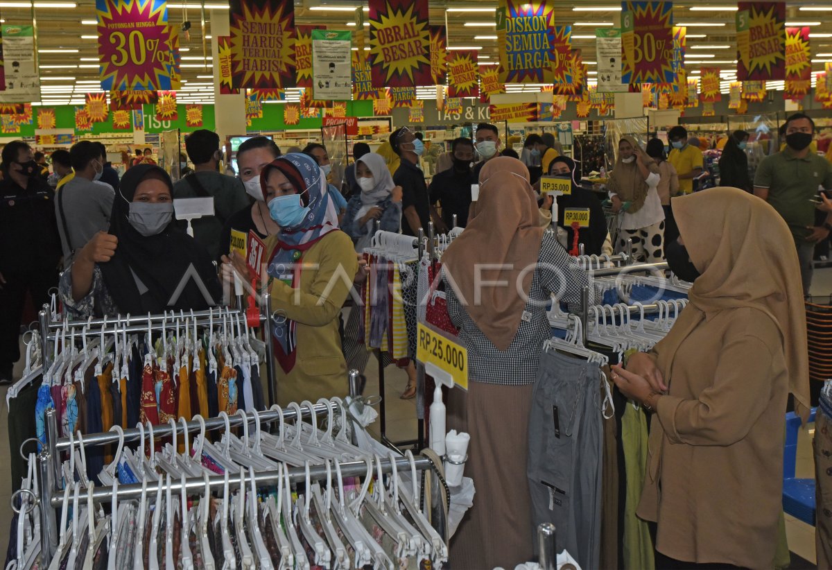 Warga Padati Gerai Giant Jelang Ditutup Antara Foto