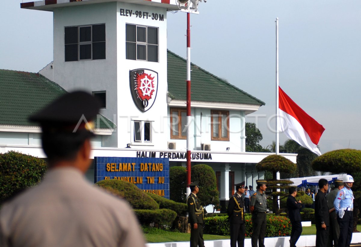 Bendera Setengah Tiang Antara Foto