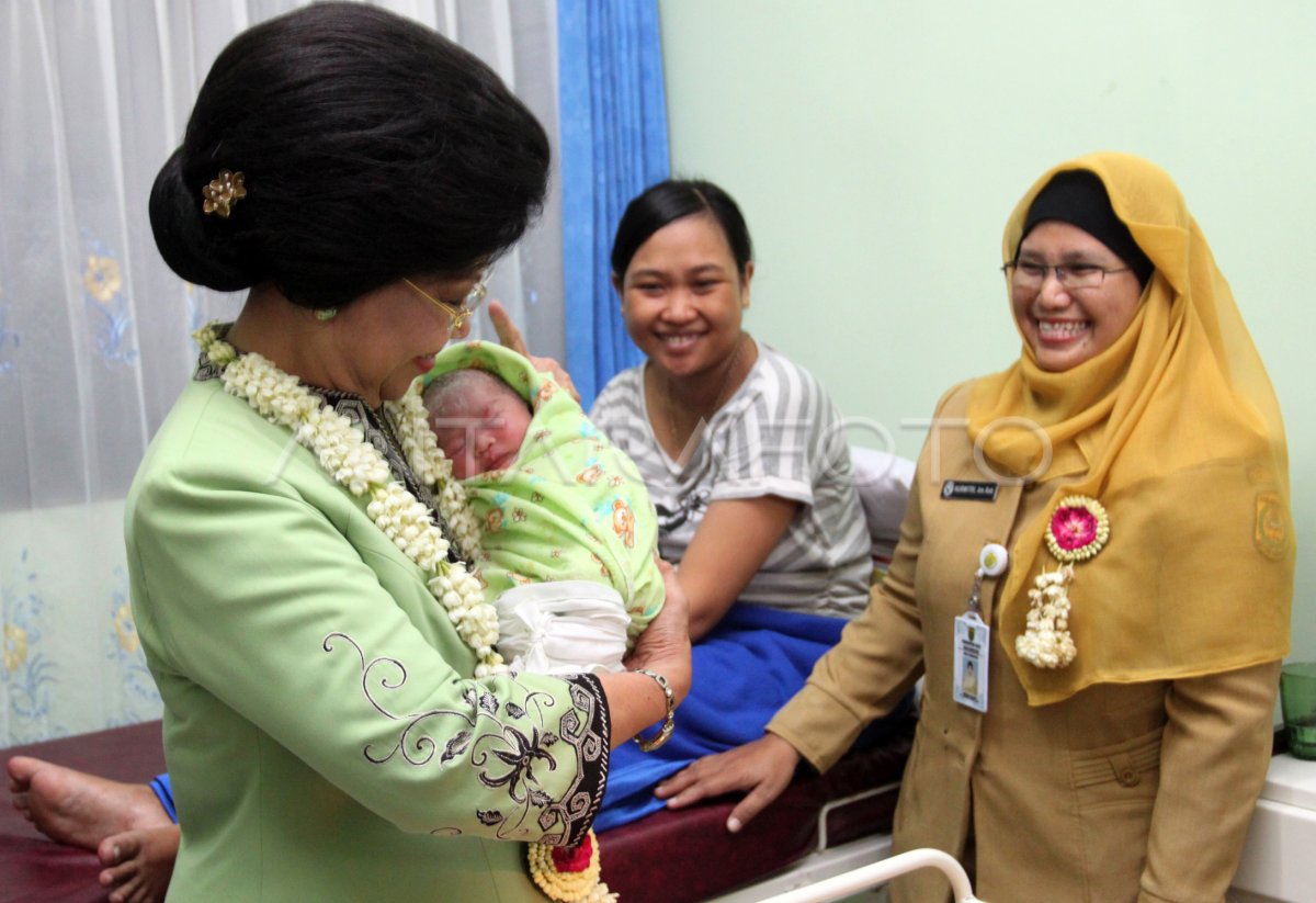 MENKES GENDONG BAYI | ANTARA Foto