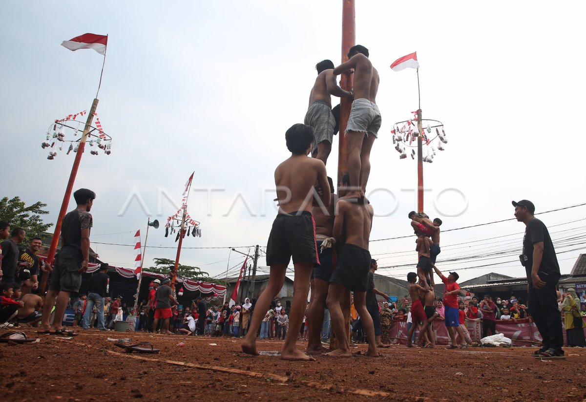 PANJAT PINANG DALAM RANGKA HUT RI