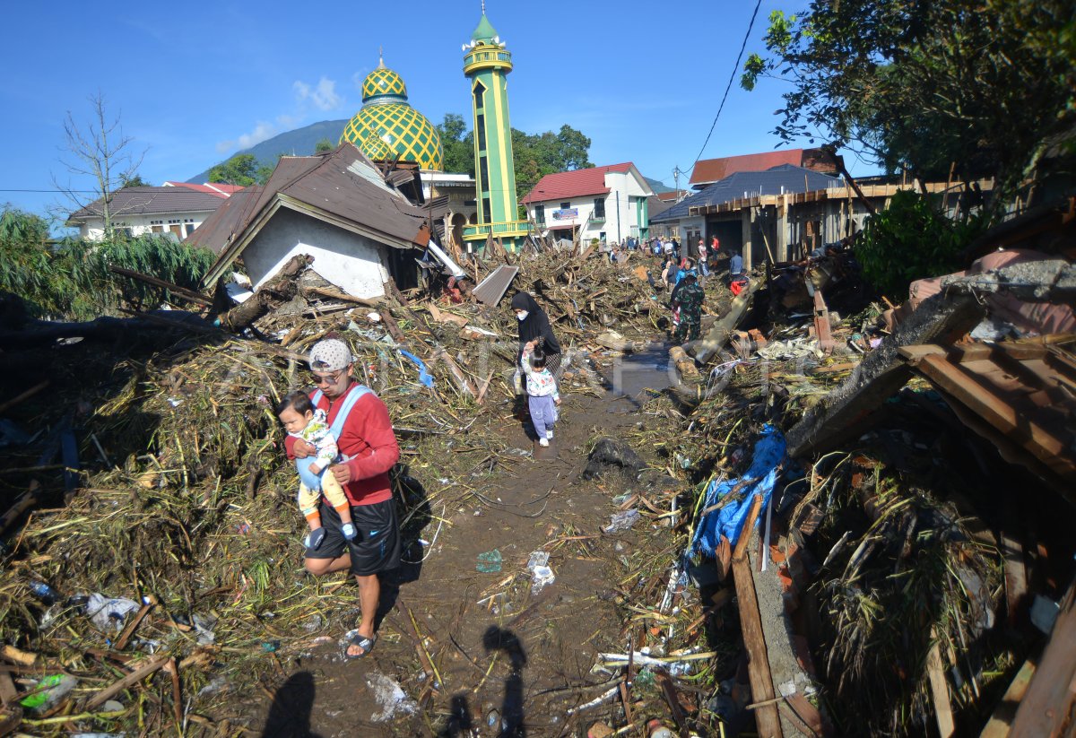 Pencarian Korban Banjir Bandang Di Sungai Pua | ANTARA Foto