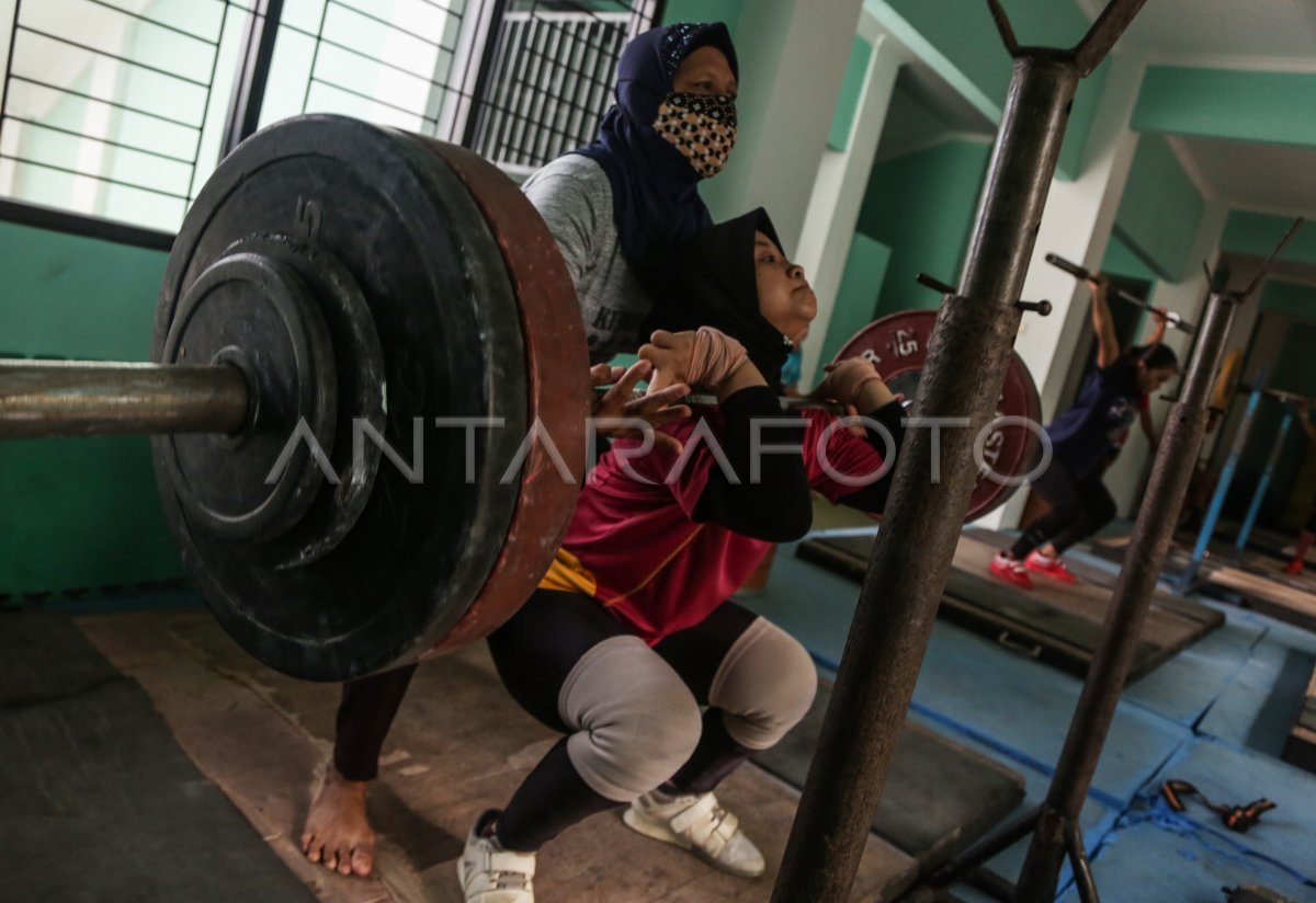 Latihan Atlet Angkat Besi Kalimantan Selatan Antara Foto