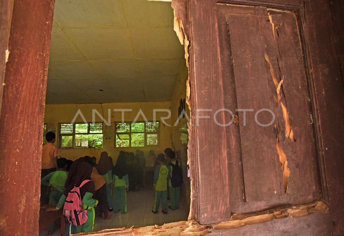 Sekolah rusak di Banten