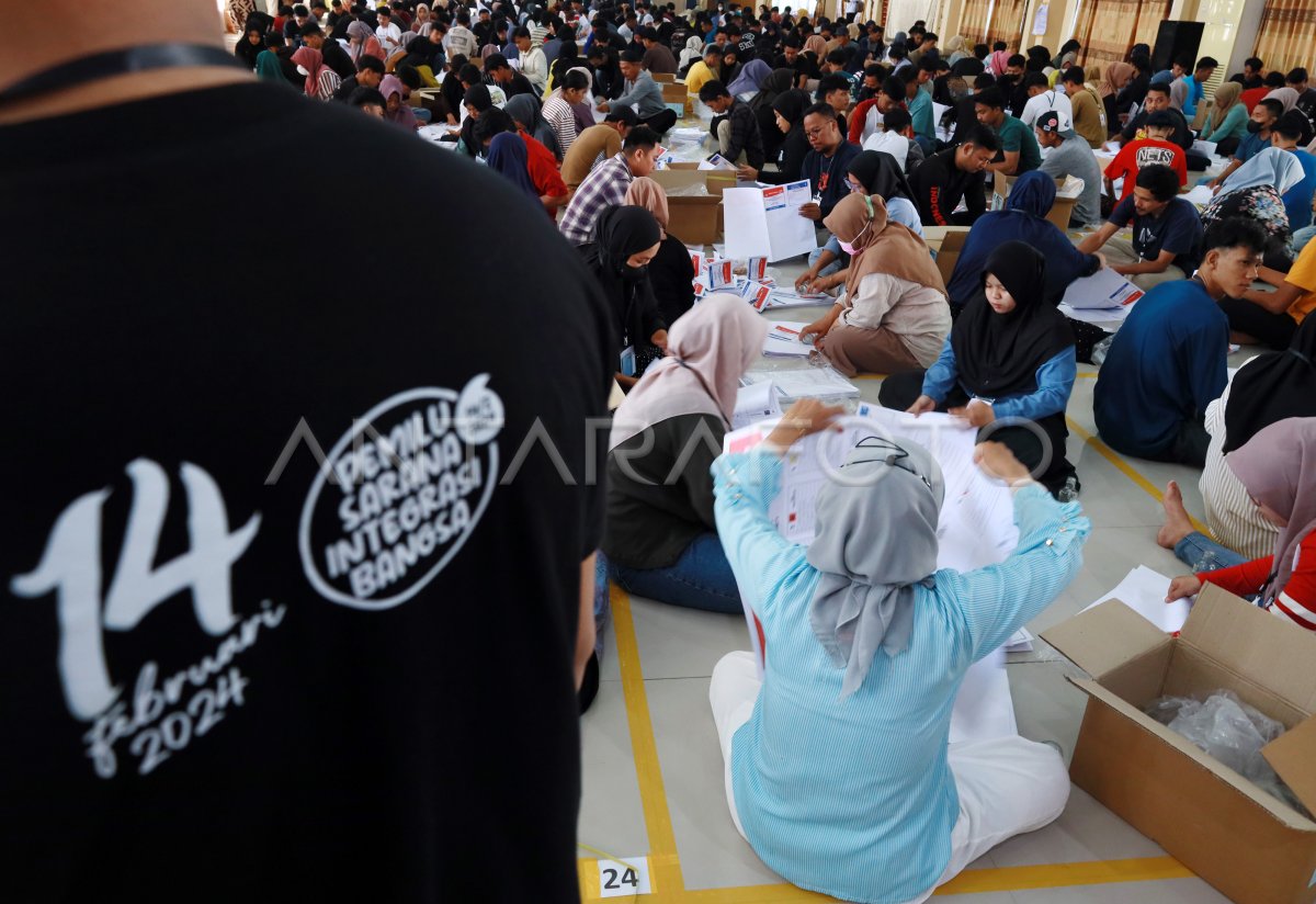 Pelipatan Surat Suara Pemilu Di Kpu Mamuju Antara Foto