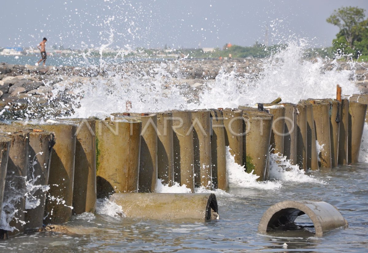 SABUK PANTAI | ANTARA Foto