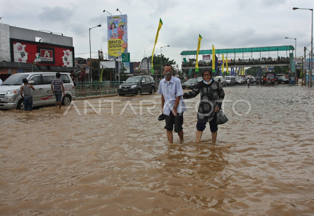 BANJIR LUAPAN KALI CILIWUNG | ANTARA Foto