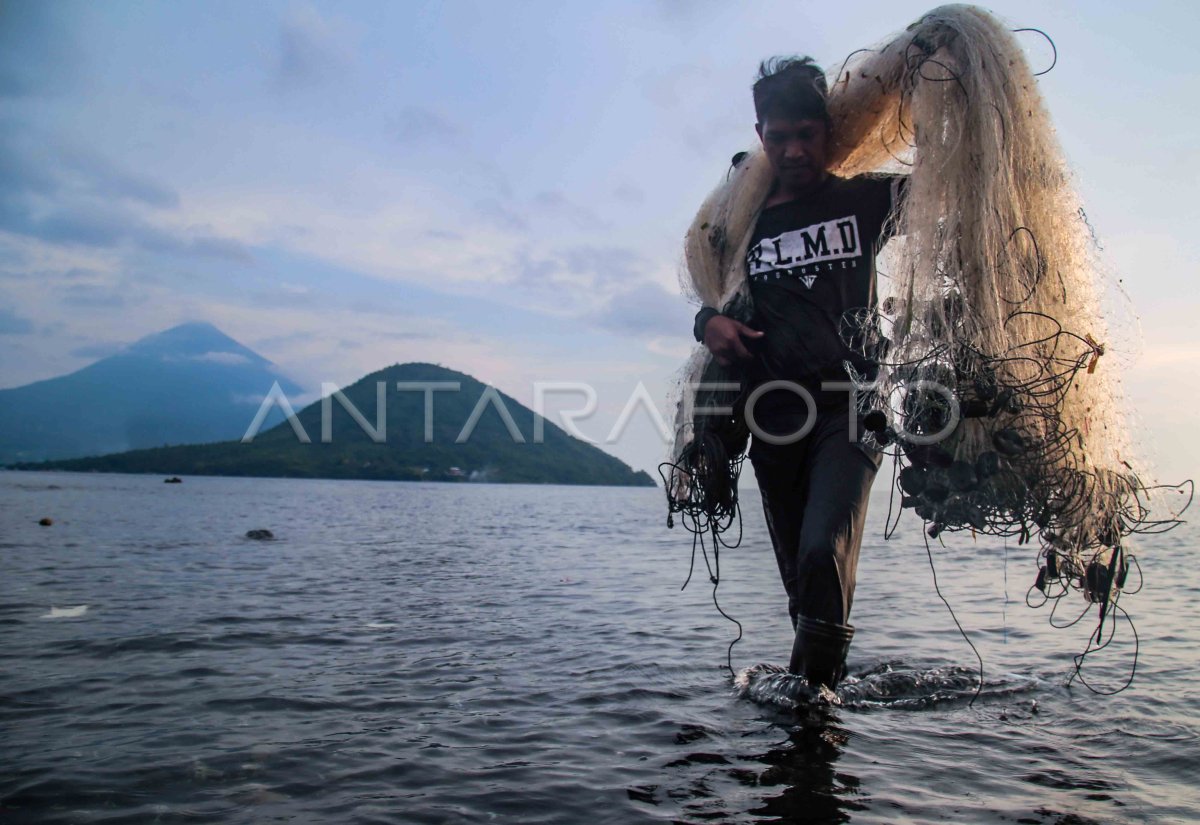 Tangkap Ikan Dengan Alat Tradisional Jaring Pukat Di Ternate Antara Foto