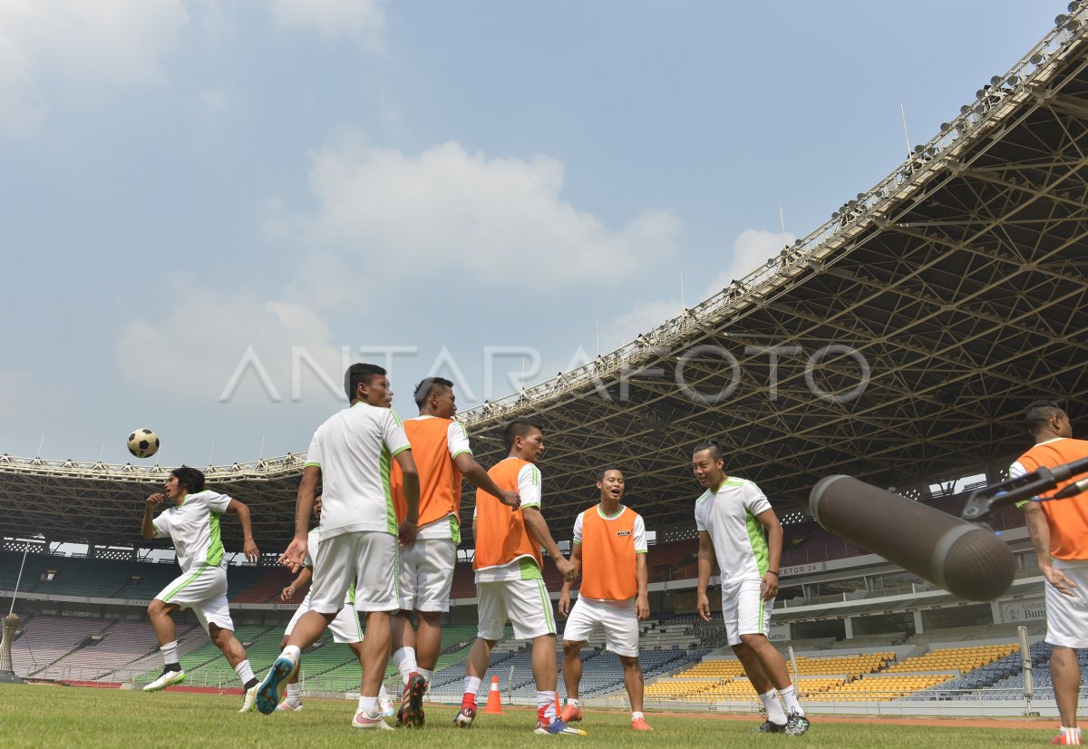 PESEPAK BOLA MENJADI BINTANG IKLAN | ANTARA Foto