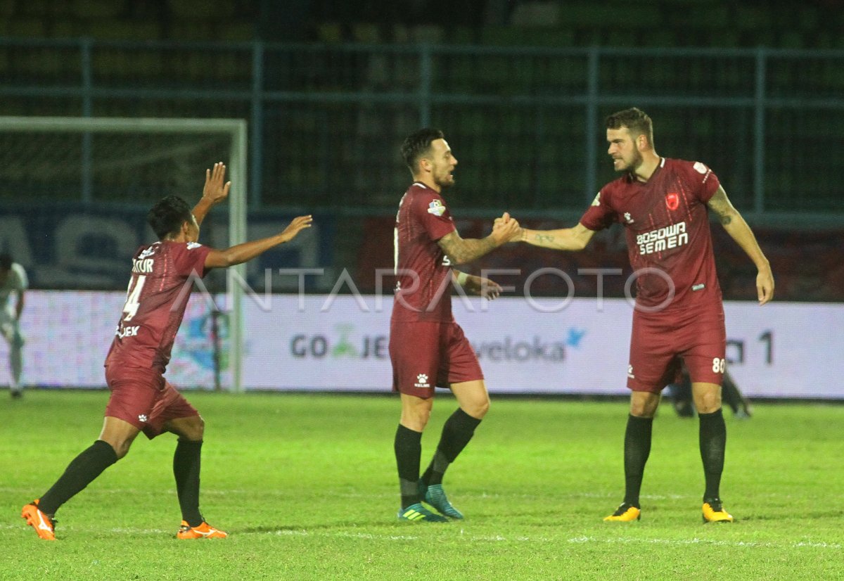 AREMA VS PSM MAKASSAR | ANTARA Foto