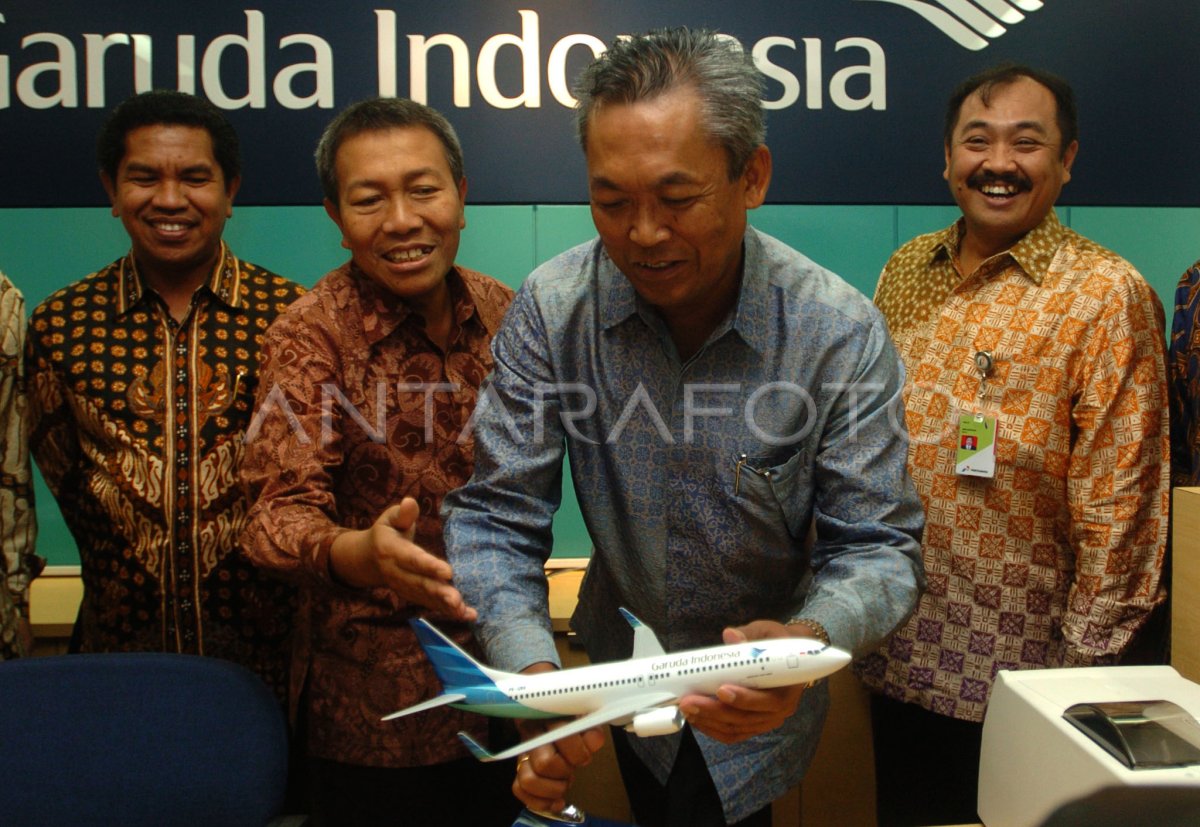 PENJUALAN TIKET GARUDA | ANTARA Foto