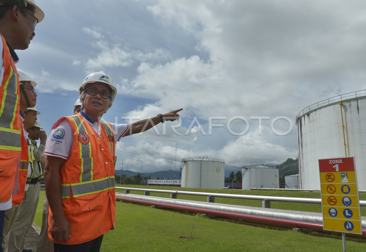 KUNJUNGI TERMINAL BBM PERTAMINA | ANTARA Foto