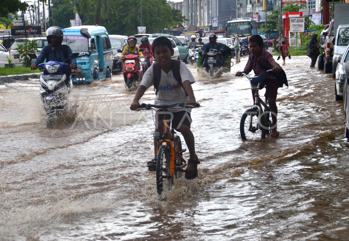 INTENSITAS CURAH HUJAN | ANTARA Foto