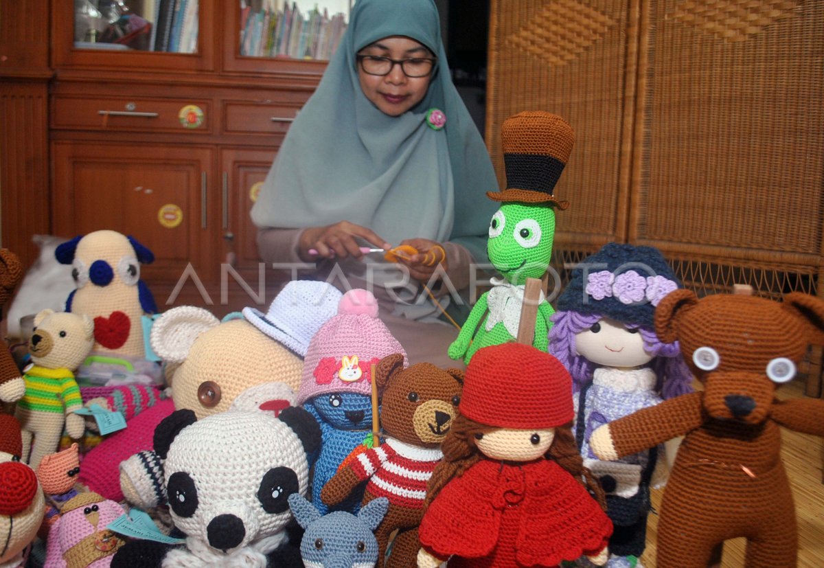 KERAJINAN BONEKA RAJUT | ANTARA Foto