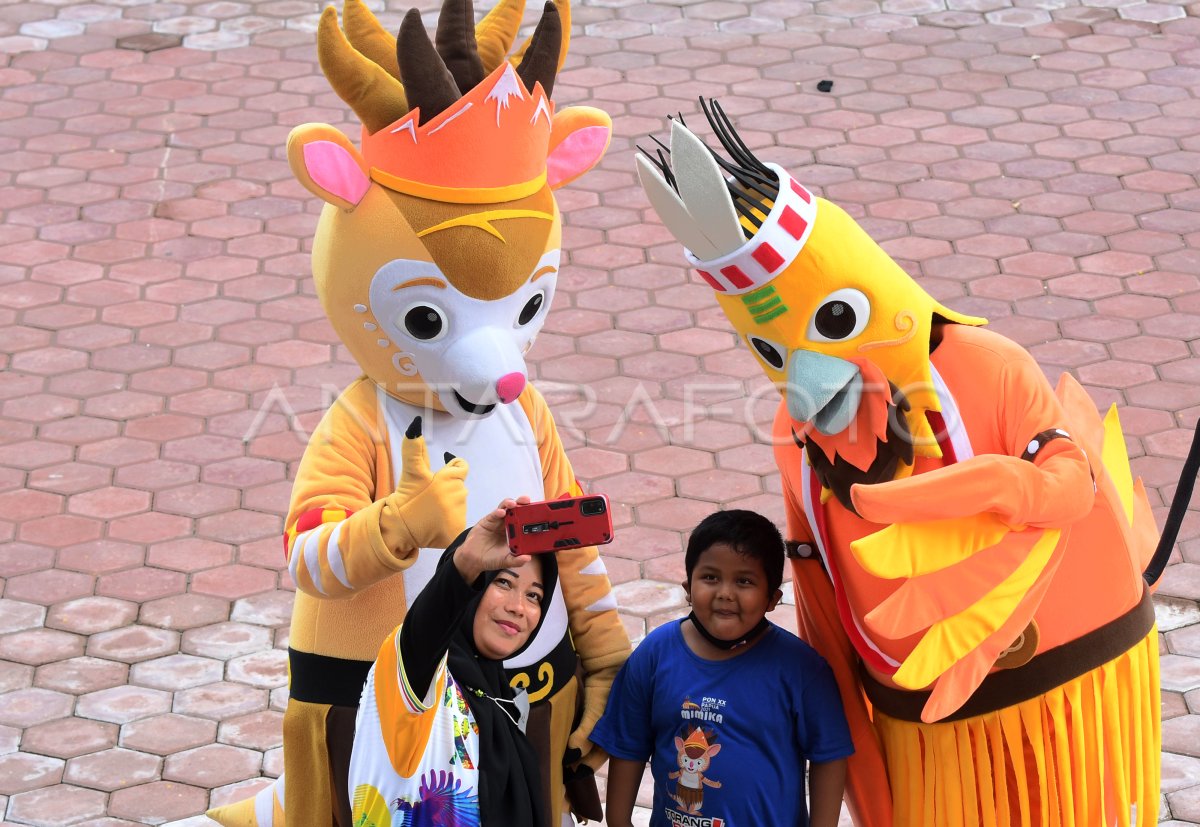 MASKOT PON PAPUA MENGHIBUR PENONTON | ANTARA Foto