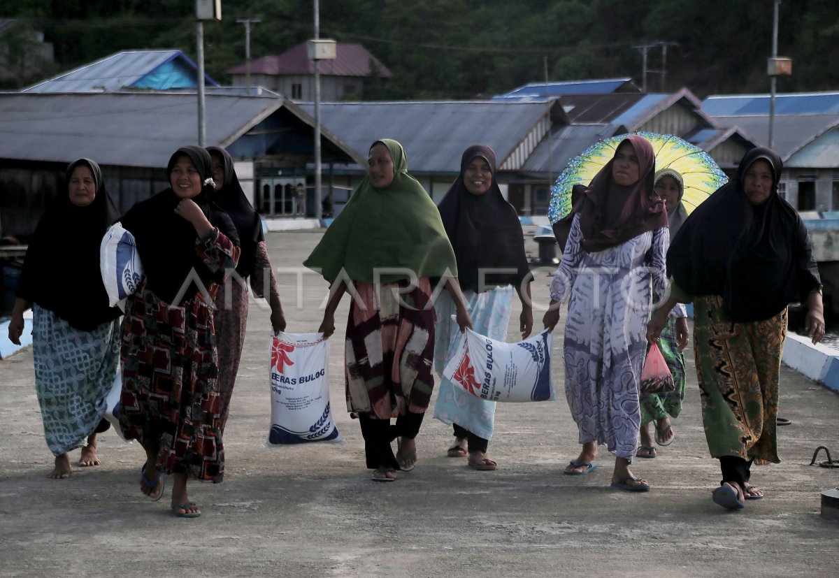 Bantuan beras untuk warga Suku Bajo di Pulau Bacan