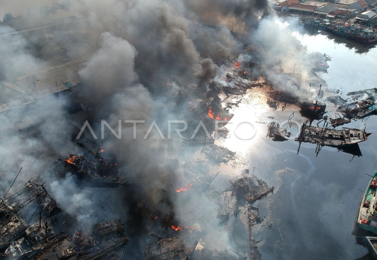 Kapal Nelayan Terbakar Antara Foto