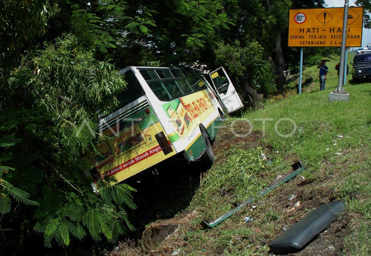 KECELAKAAN BUS | ANTARA Foto