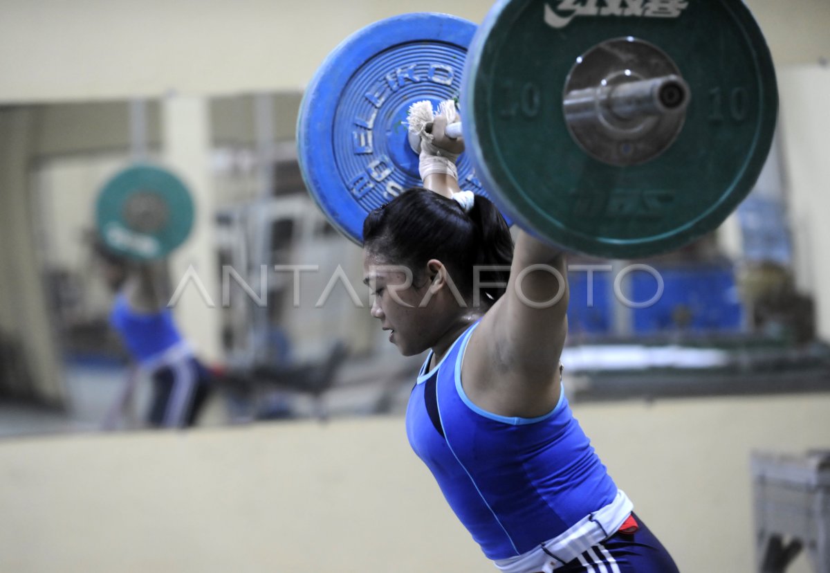 LATIHAN ANGKAT BESI | ANTARA Foto