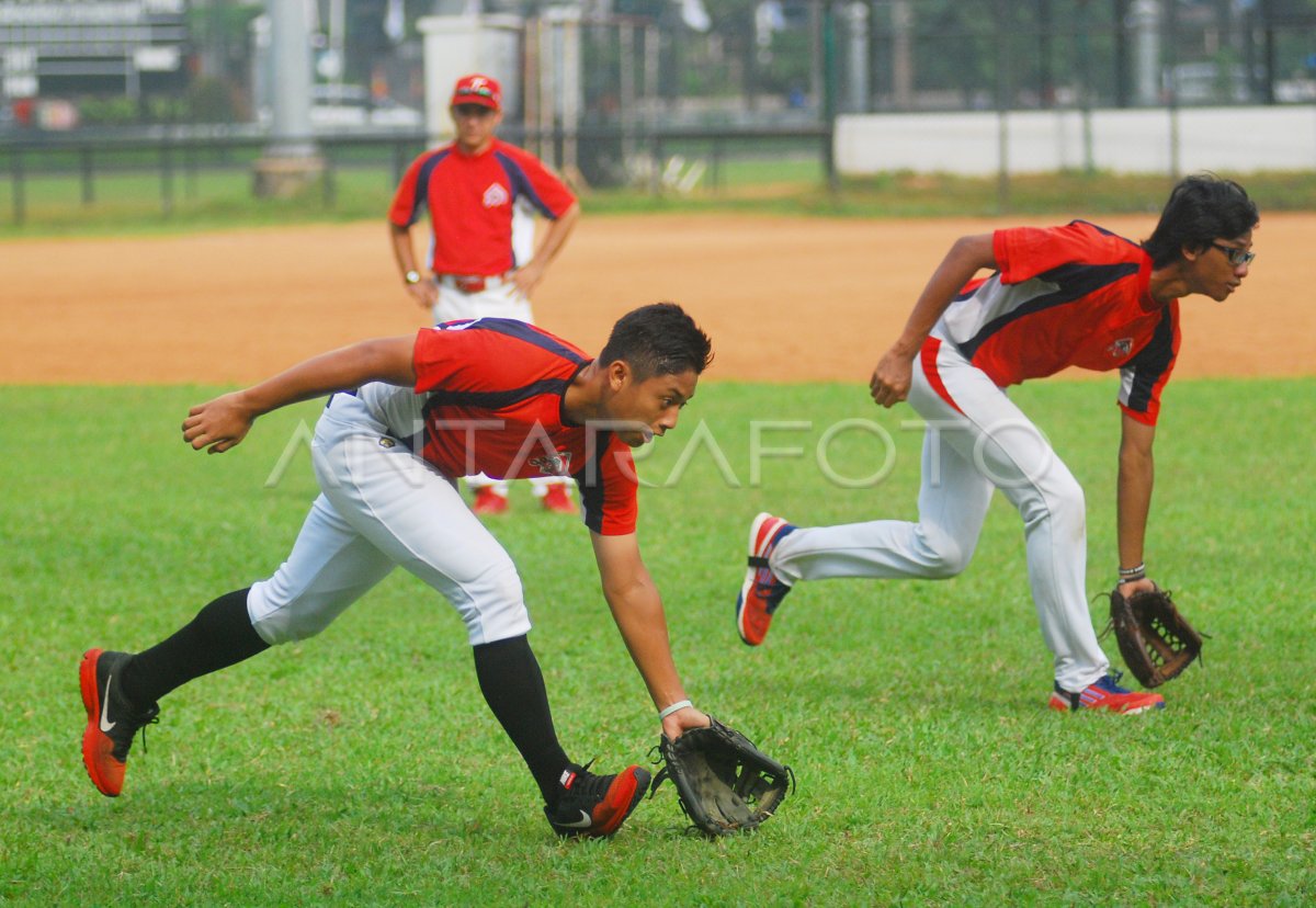 Latihan meningkatkan kemampuan menangkap bola baseball