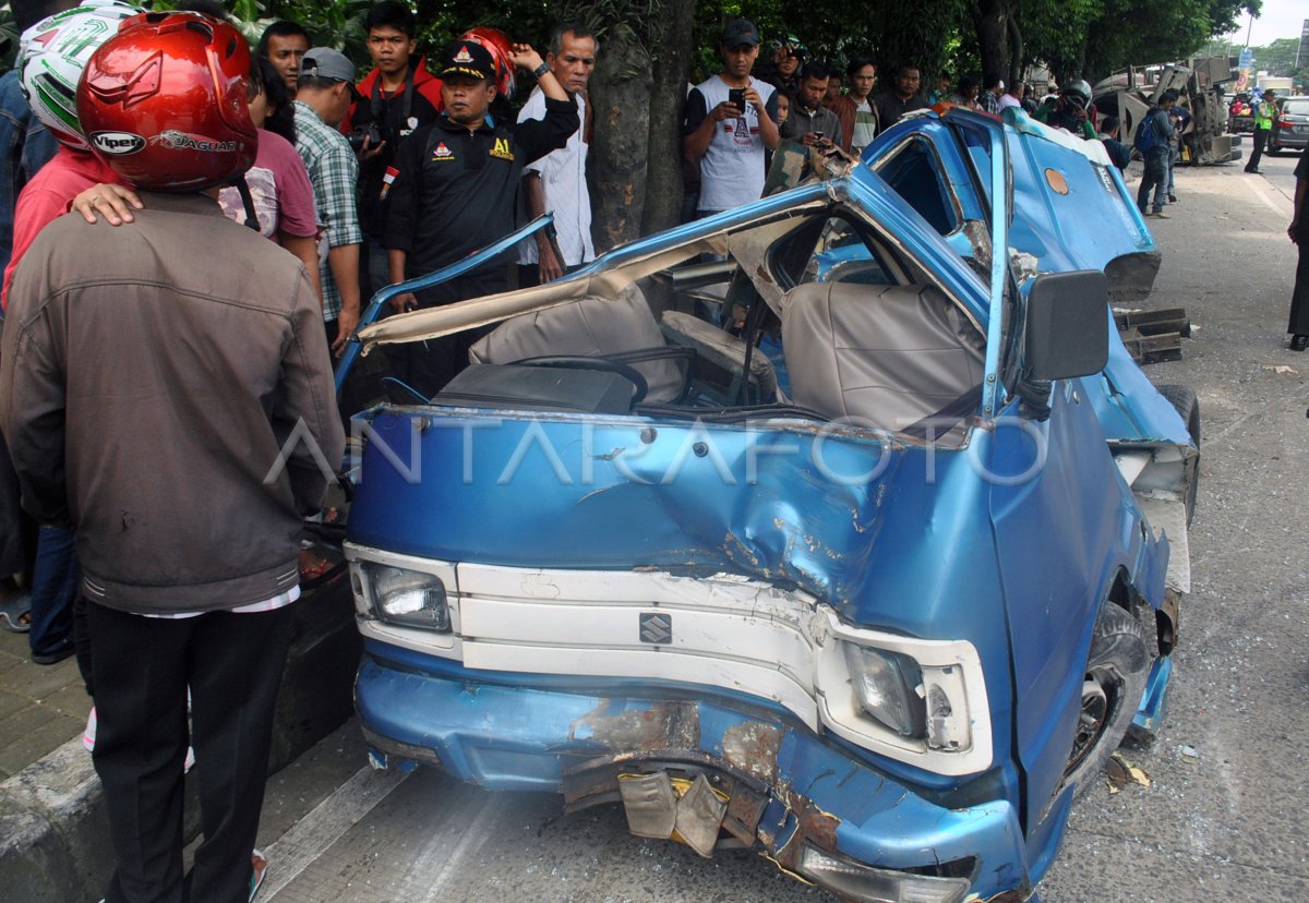 KECELAKAAN TRUK MOLEN DENGAN ANGKOT | ANTARA Foto